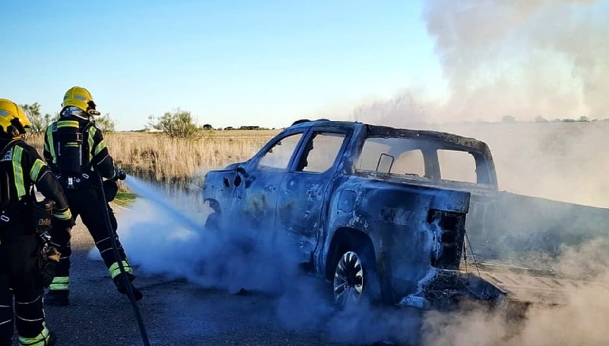 Arde un coche híbrido en Robledillo de Mohernando
