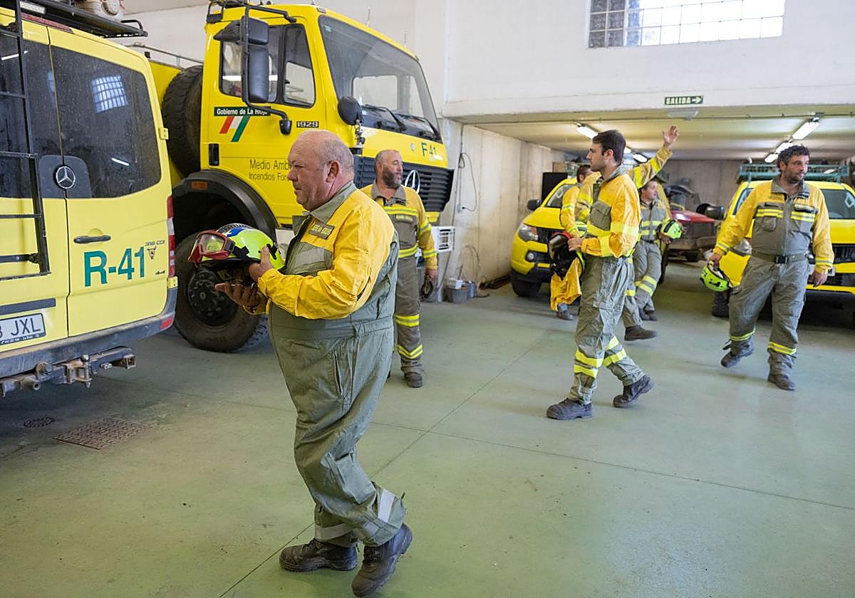 Los bomberos forestales intervienen para sofocar un incendio en Igea