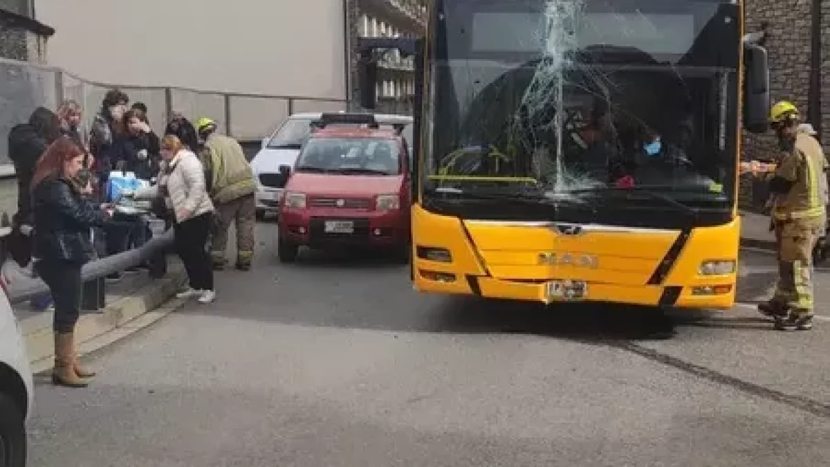 El conductor de un autobús pierde el conocimiento y se estampa contra un restaurante en Andorra