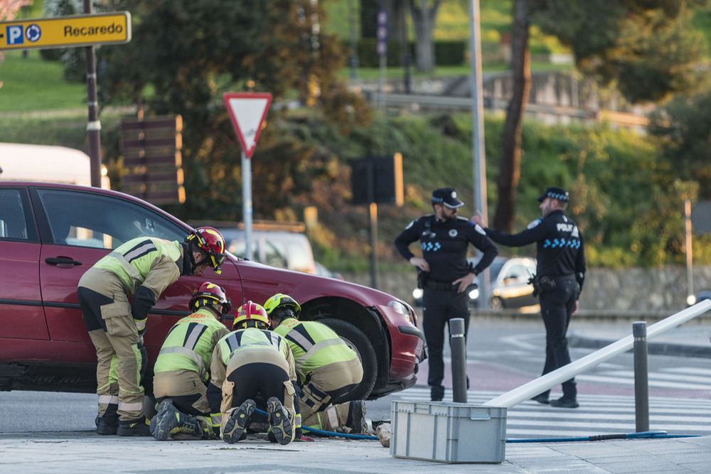 Un coche queda atrapado en una farola frente a la Policía
