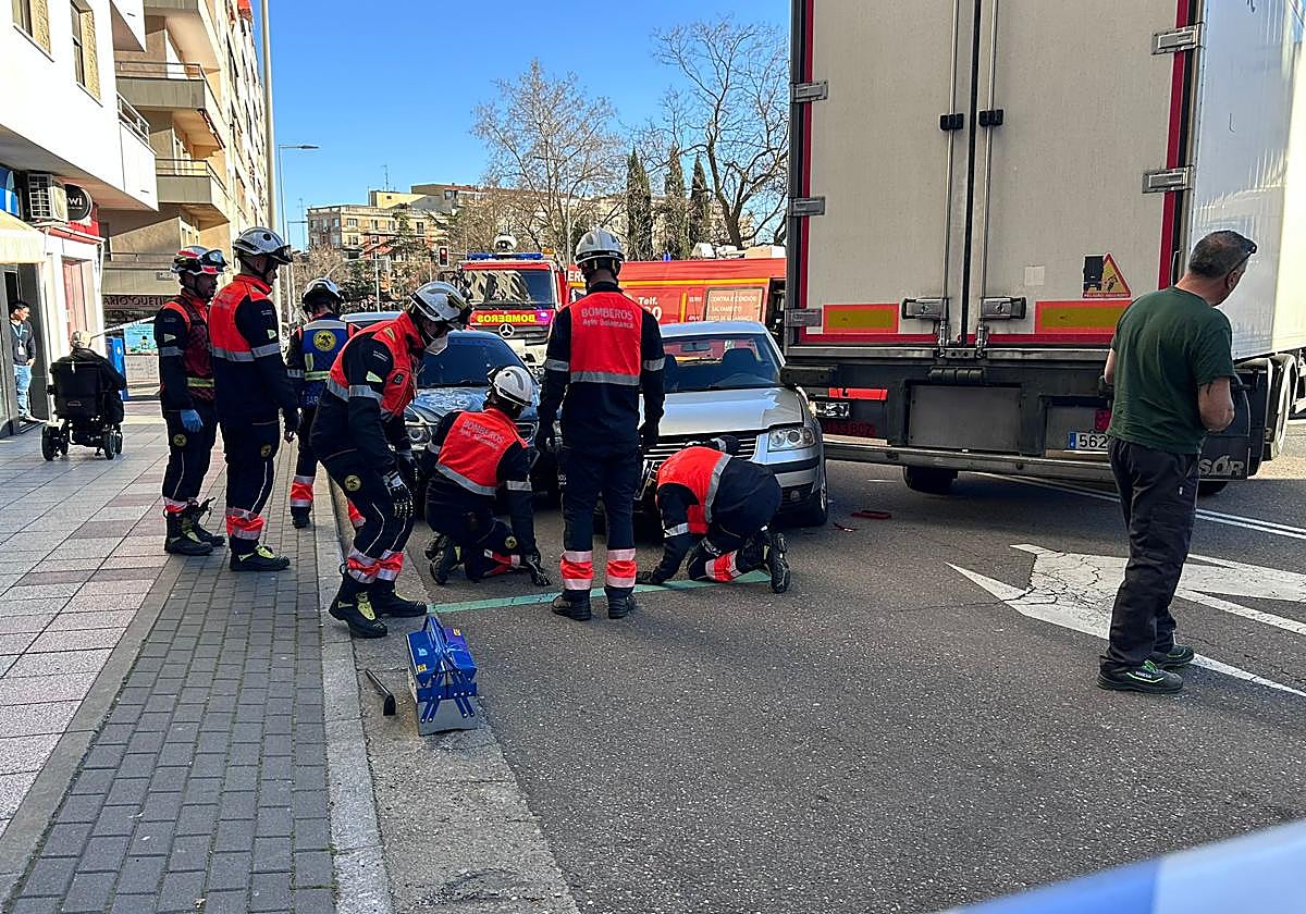Choque entre un turismo y un camión en la avenida de Villamayor moviliza a los bomberos