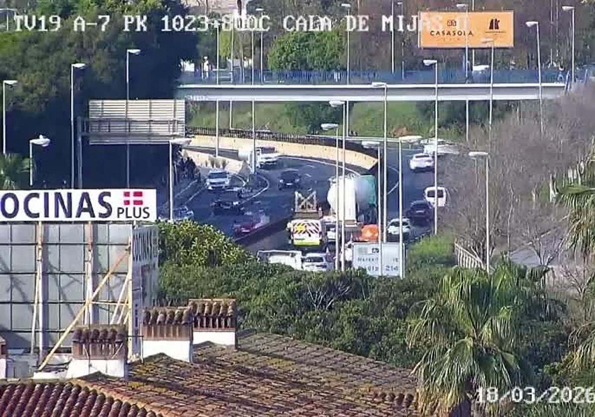 Un camión averiado cierra un carril y complica el tráfico en la A-7 en La Cala de Mijas