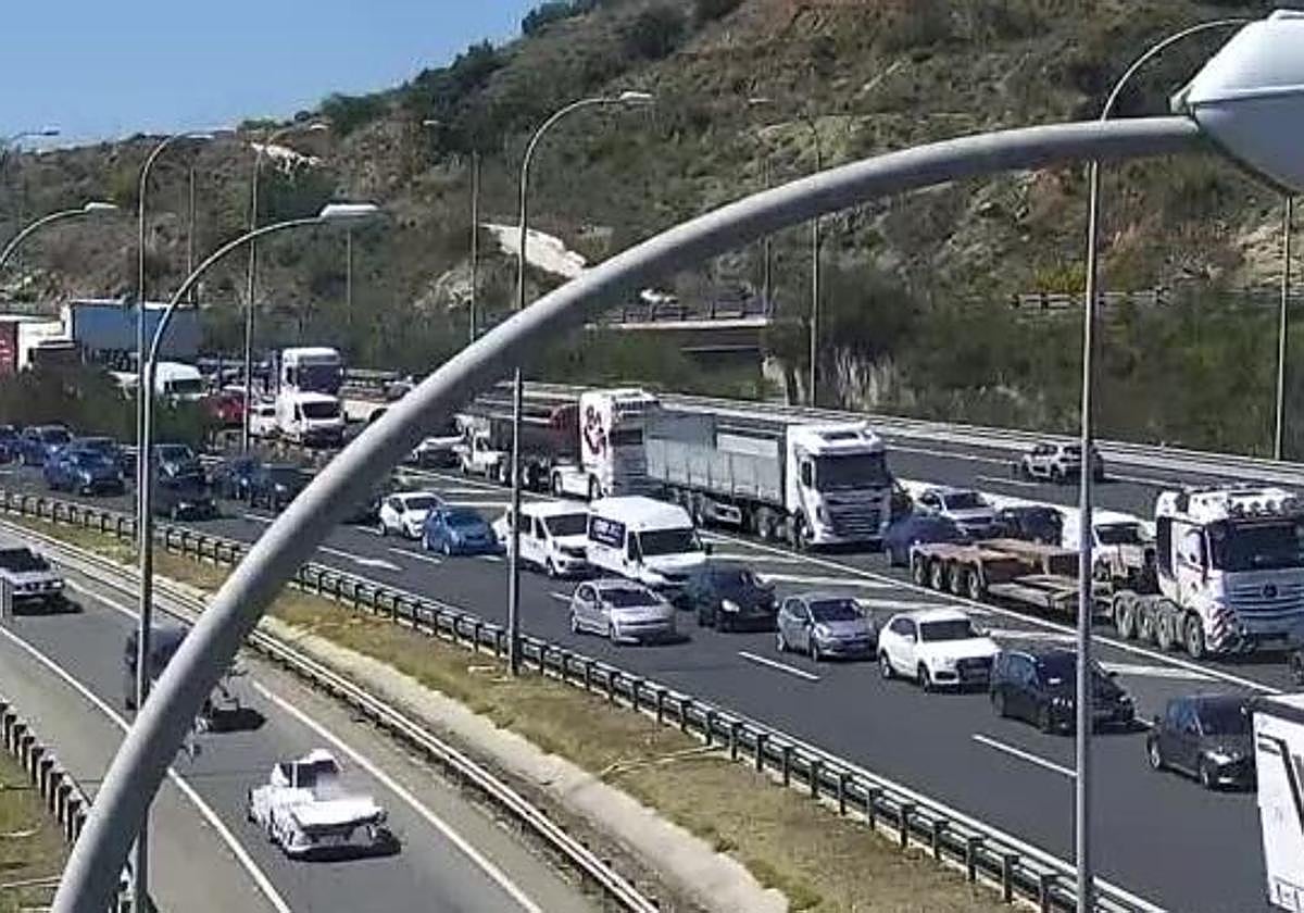 Un accidente con dos vehículos involucrados genera retenciones en la A-7 en Málaga capital