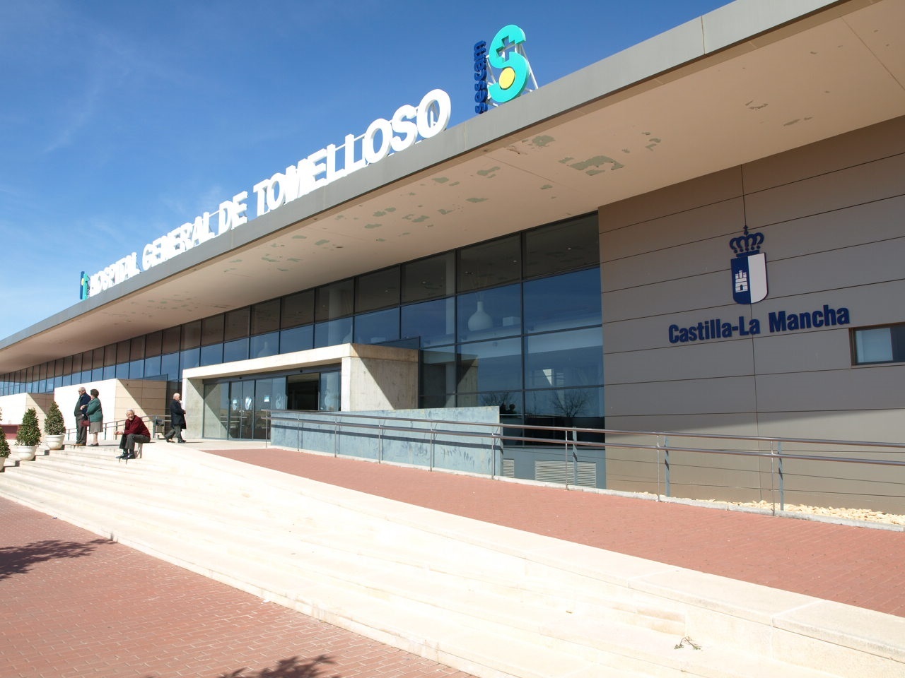 La colisión de dos camiones en la A-43 a su paso por Argamasilla deja a los dos conductores heridos