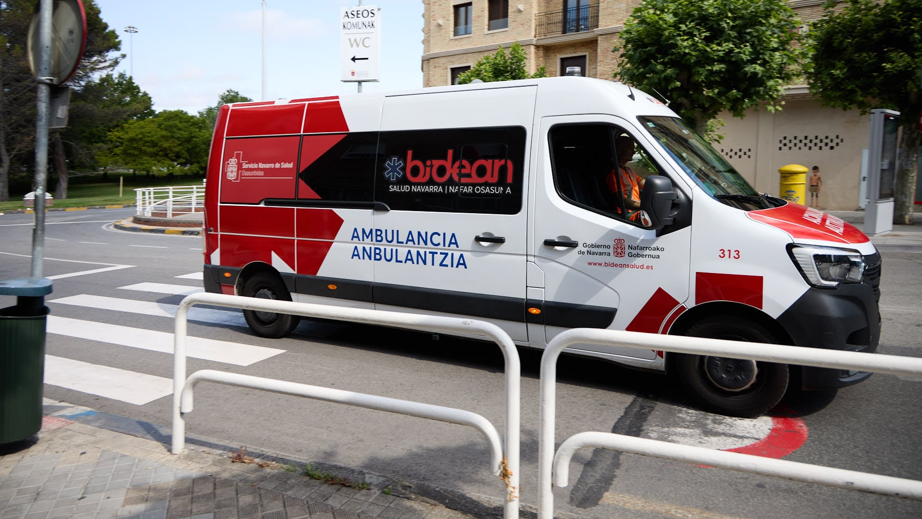 Accidente en uno de los cruces más concurridos de Pamplona: colisión múltiple entre tres vehículos
