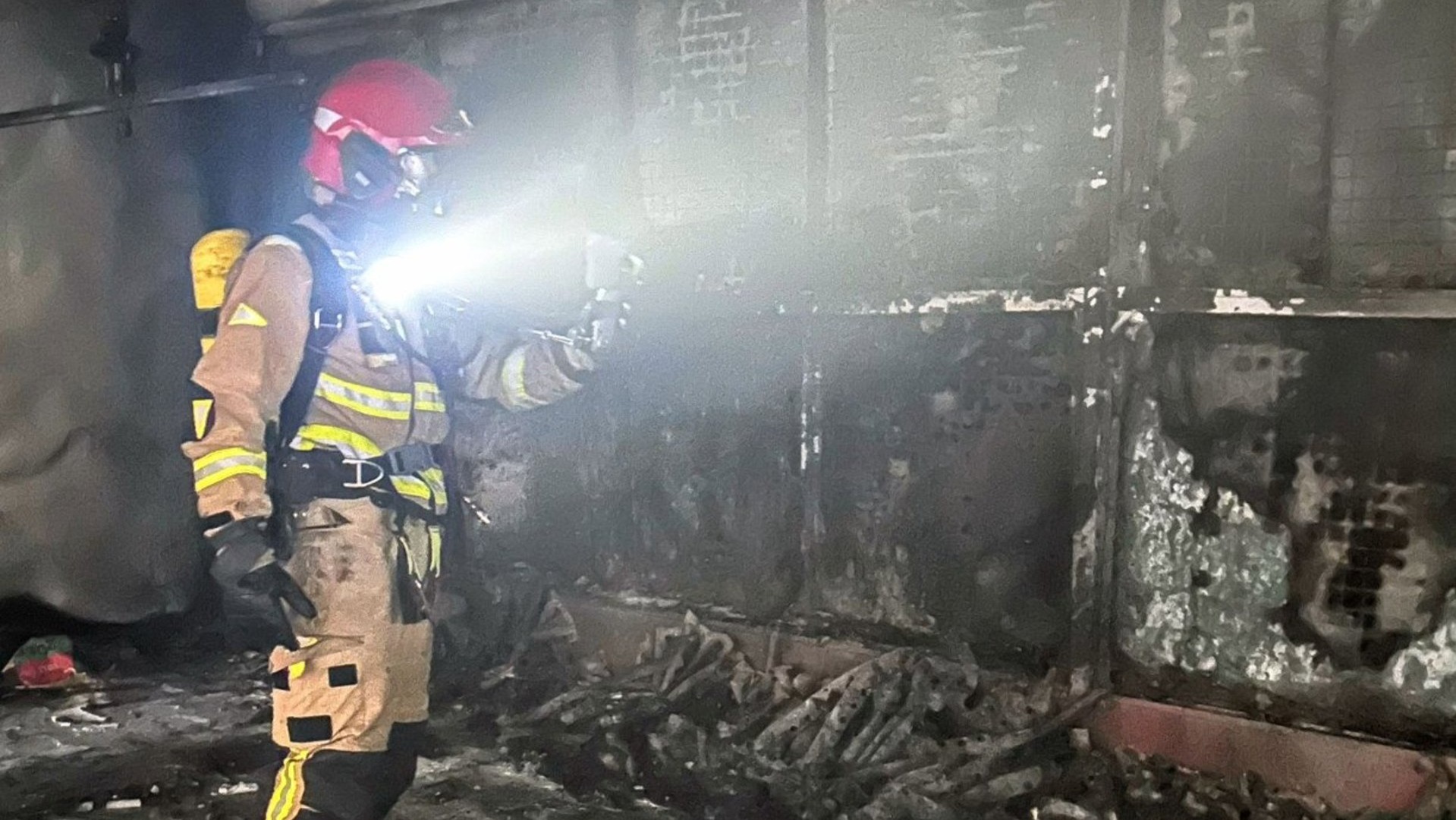 Un incendio ya extinguido en una nave de pinturas de Yecla deja tres heridos