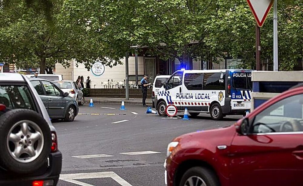 Choca contra una valla al conducir bebido