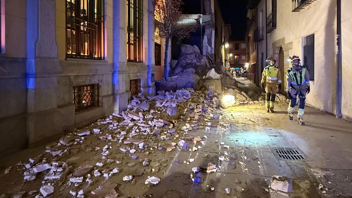 Destrozos en el desplome de la casona de la calle Dámaso Merino de León.