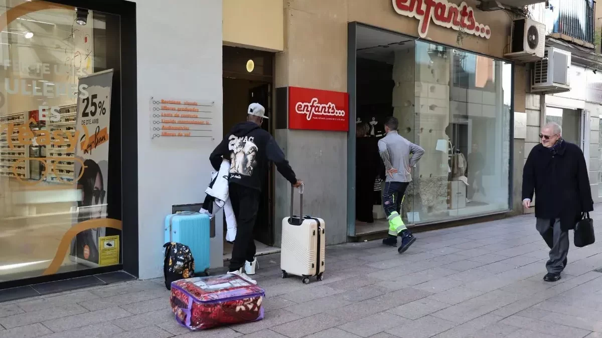 Desalojadas 13 personas de cinco pisos de un edificio de la calle Sant Antoni tras la caída de una viga de madera del techo