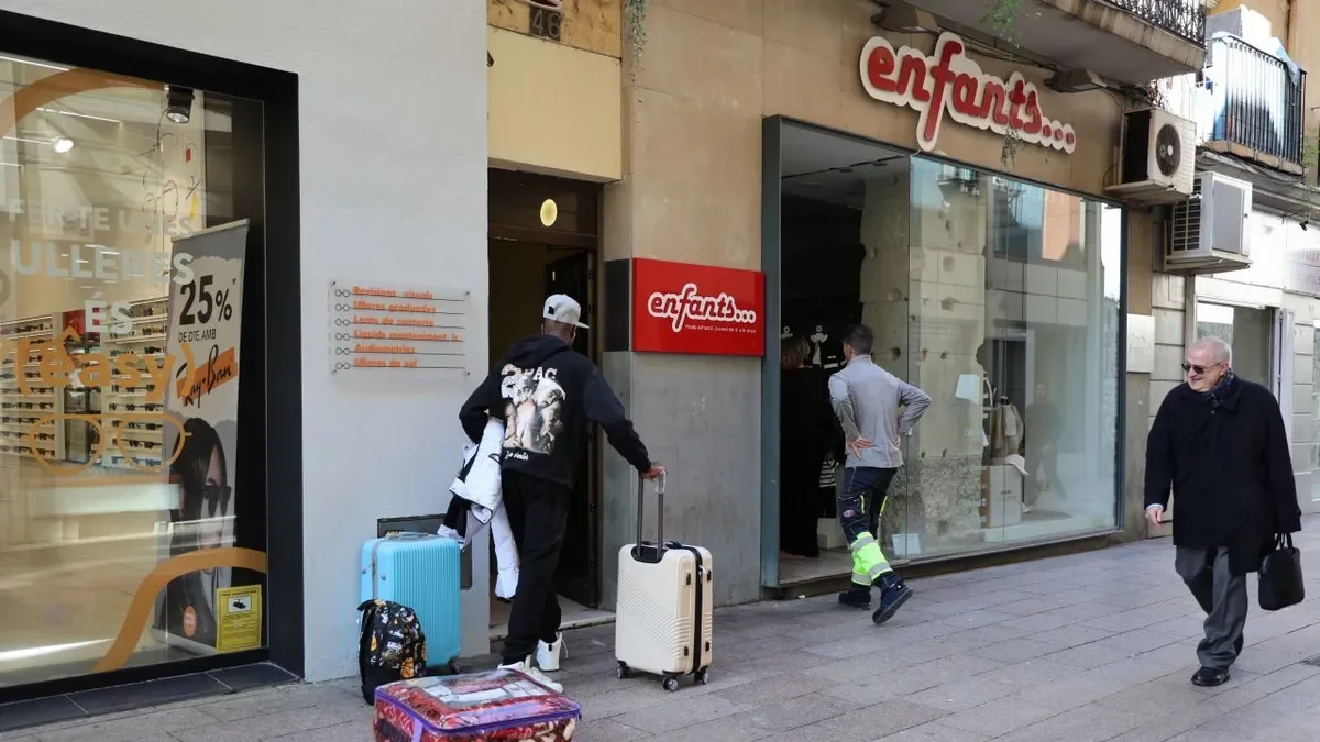 Desalojadas 13 personas de cinco pisos de un edificio de Sant Antoni