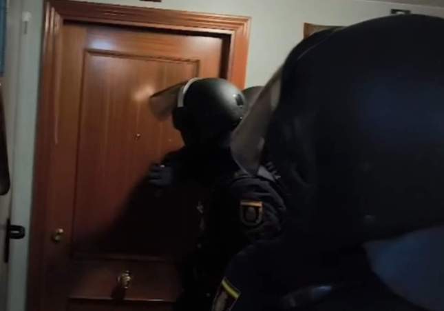 Desarticulada banda criminal que falsificaba documentos de inmigrantes para regularizar su situación en España: más de 60 detenidos.