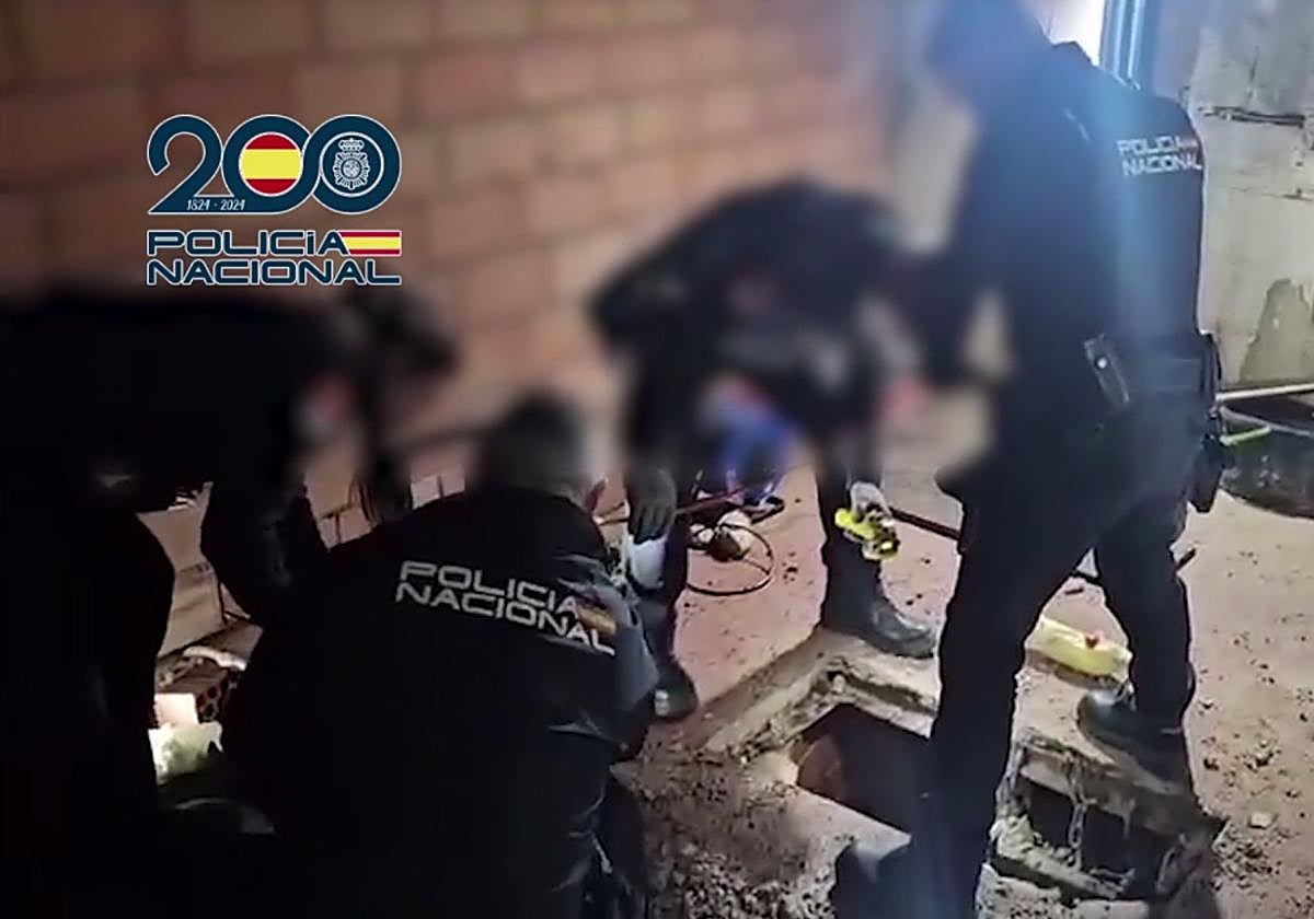 Descubren un ‘narcotúnel’ en Ceuta que ha funcionado durante 10 años como coladero de hachís mientras la policía lucha contra las inundaciones para rastrear su origen