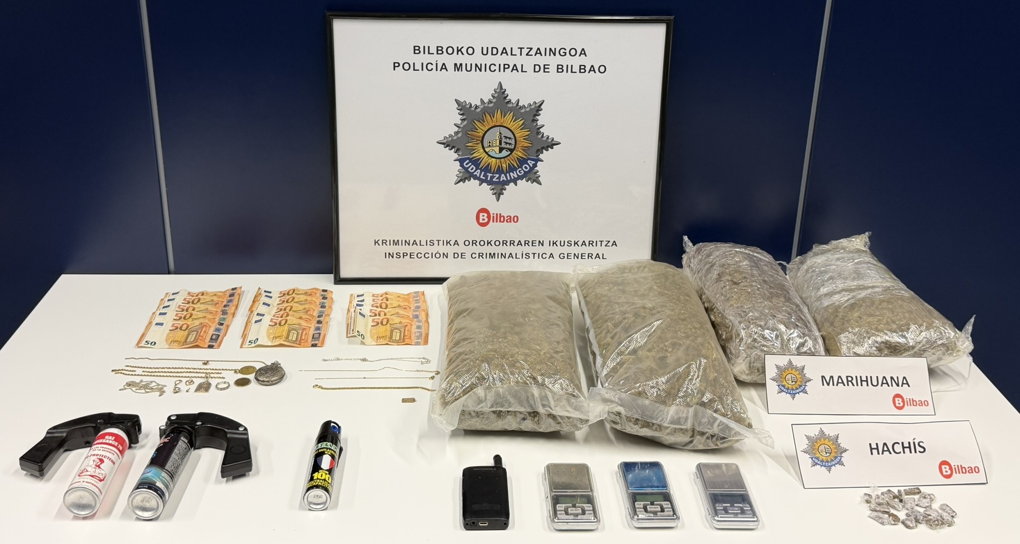 La Policía Municipal de Bilbao arresta a cinco personas tras desmantelar un punto de venta de droga en una vivienda de San Francisco