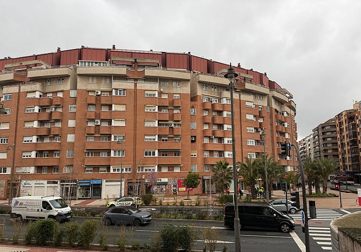 Despliegue de los bomberos de Logroño en busca de un posible incendio en Duques de Nájera