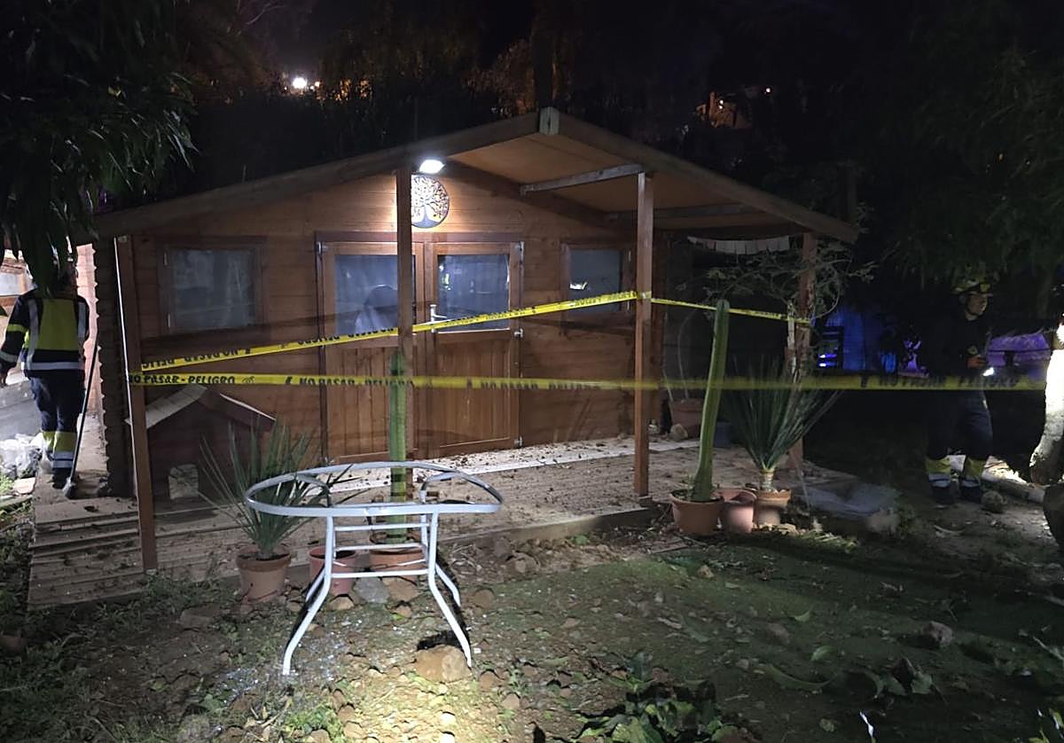El desprendimiento de una ladera cae sobre una vivienda en el barranco de Arguineguín