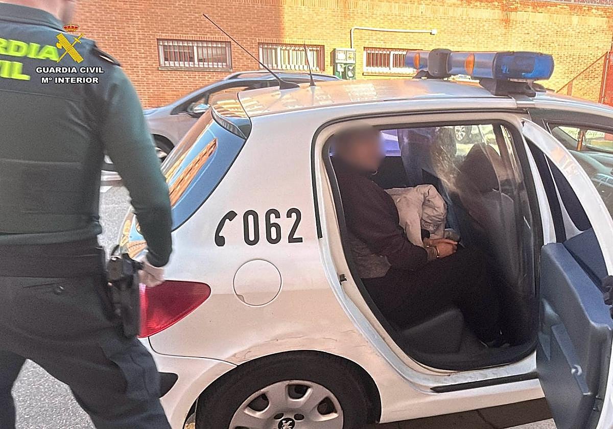 Detenido después de que su pareja se tirara por la ventana para huir de él