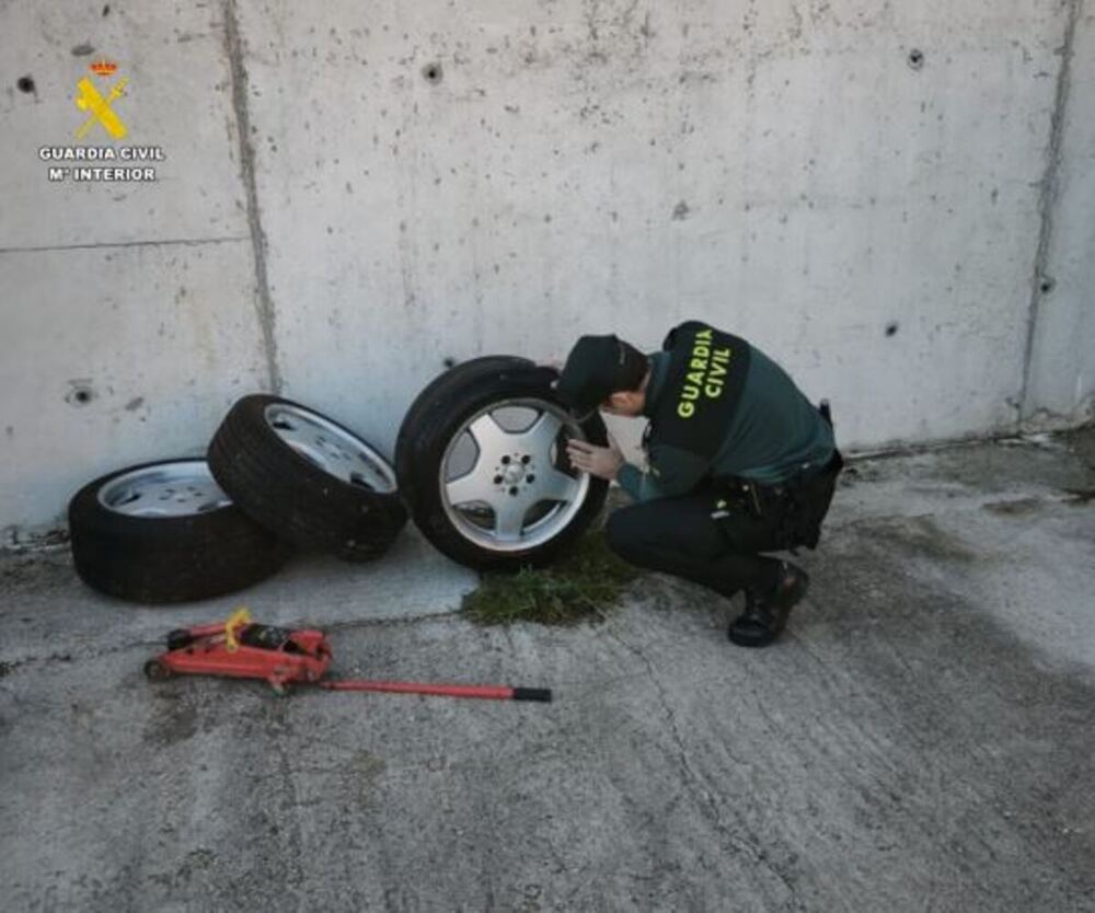 Detenido tras ser sorprendido mientras robaba ruedas