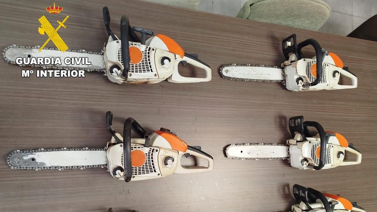 Las seis motosierras robadas hace año y medio y recuperadas ahora por la Guardia Civil.