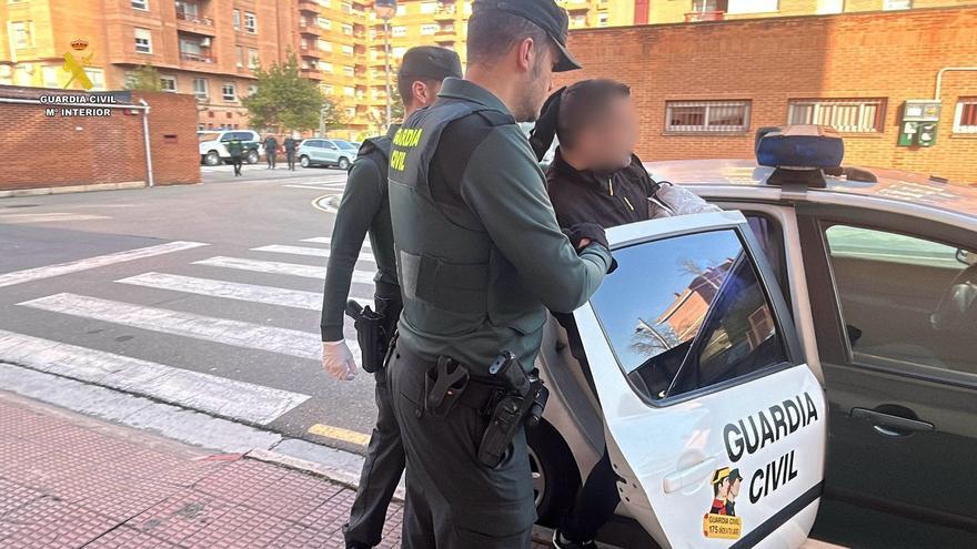 Detenido después de que su pareja se tirara por la ventana intentando huir de él en La Rioja
