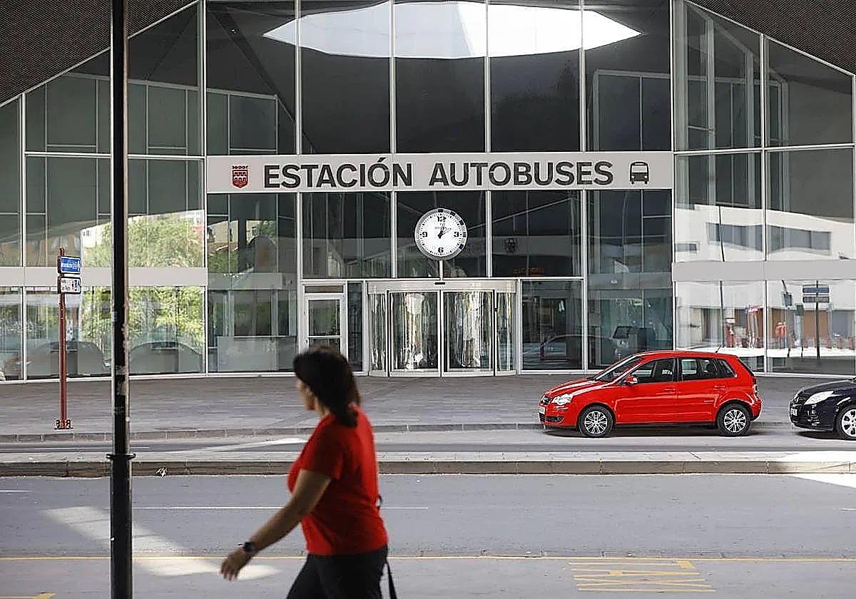 Detenido un hombre que amenazaba a los viajeros de un autobús urbano con un arma blanca