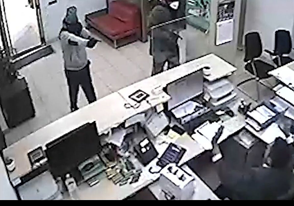 Detenidos los atracadores que se llevaron 154.000 euros a punta de pistola de la sucursal de Caja Rural en Nuevo Cáceres
