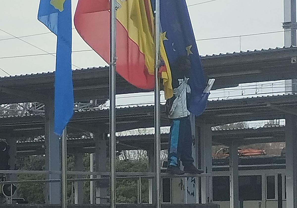 Detienen a hombre por comportamiento errático en Gijón: de masturbarse en público a envolverse en bandera de la Unión Europea.