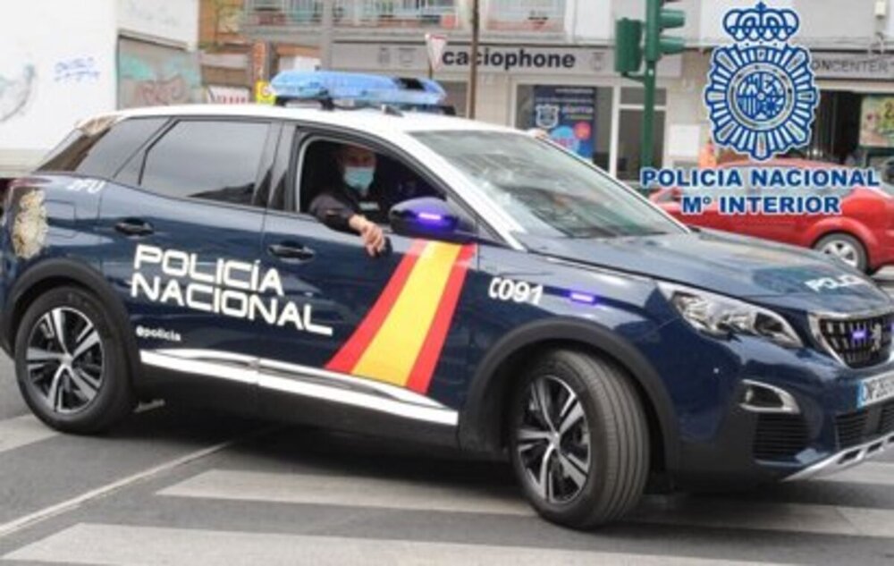Detienen a un hombre ebrio por destrozos en un bar e insultos