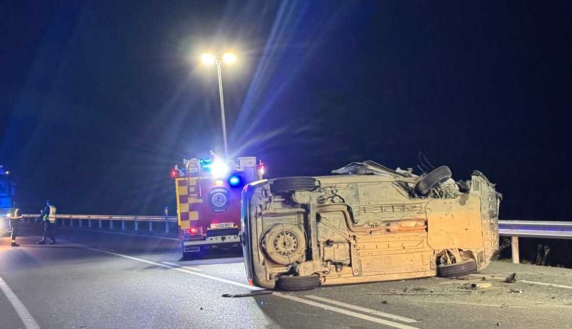 Grave accidente en la A-49: Dos personas en el hospital tras el vuelco de su coche