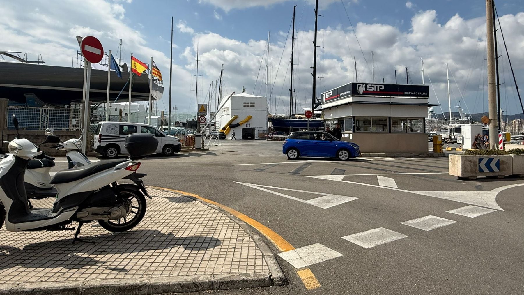 Dos trabajadores heridos graves tras la explosión de un yate en el puerto de Palma