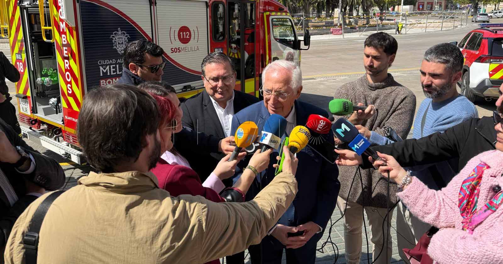 Imbroda sospecha de una “mano oscura” tras el incendio de contenedores