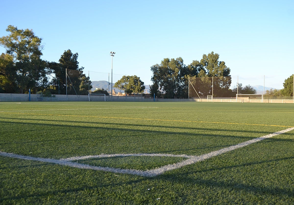 Reducen a un individuo que huía de la policía armado con un cuchillo en el campo de fútbol de Guadalmar