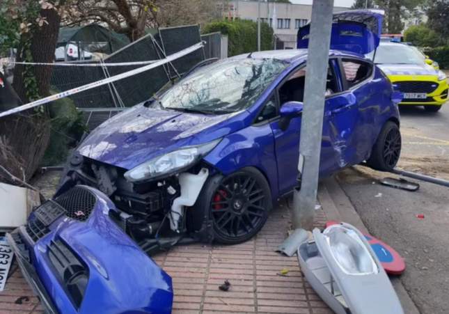 <p><strong>Escapan del lugar del accidente en Sant Cugat del Vallès: buscan al responsable del choque contra la farola</strong></p>