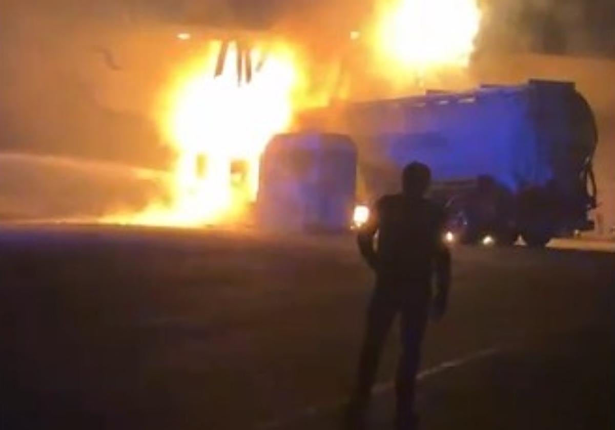 Un camión arde en una gasolinera de Salamanca y provoca un gran incendio