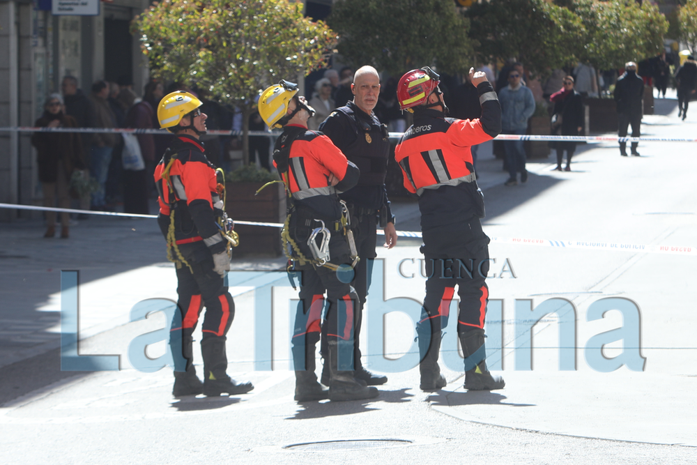 Los bomberos redoblan esfuerzos ante las rachas de viento