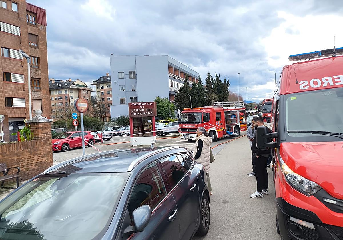 Desalojan una urbanización de Oviedo por la rotura de una tubería de gas
