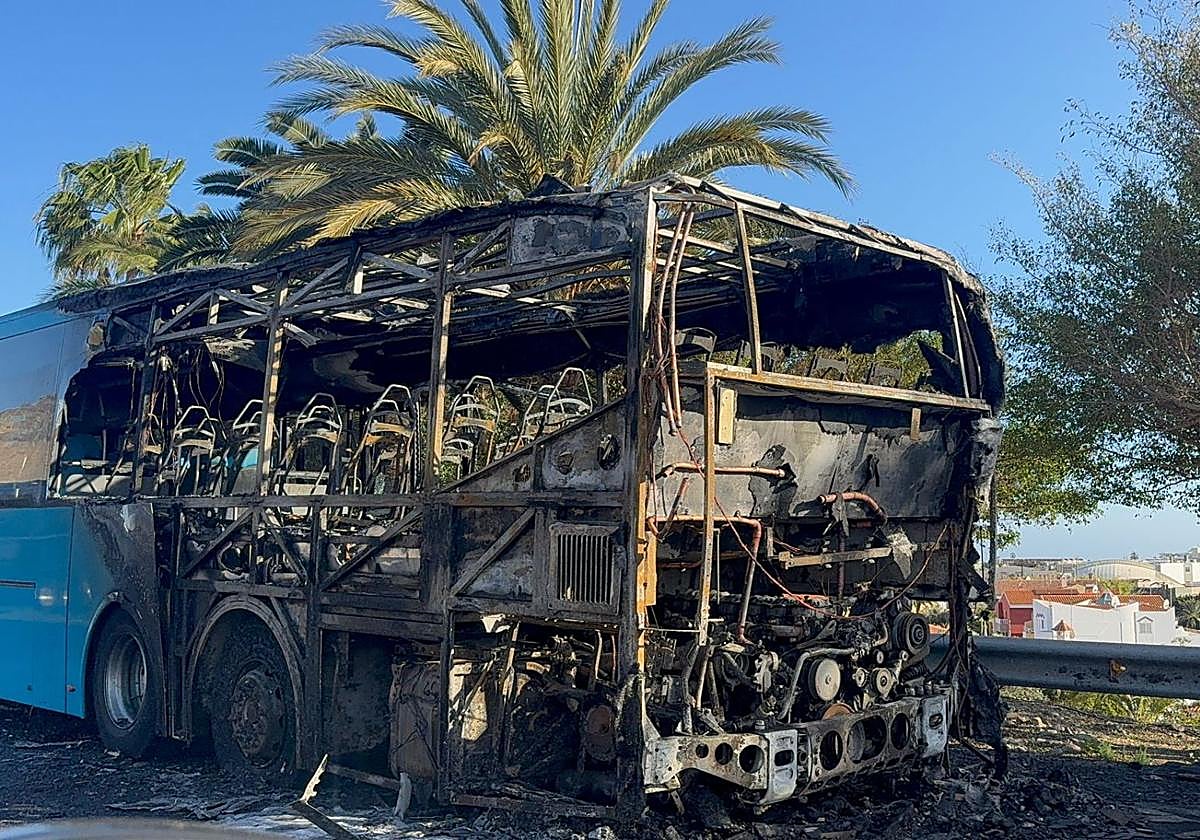 Guagua de la compañía Global se incendia en la GC-1 a la altura de San Fernando en Maspalomas, sin heridos