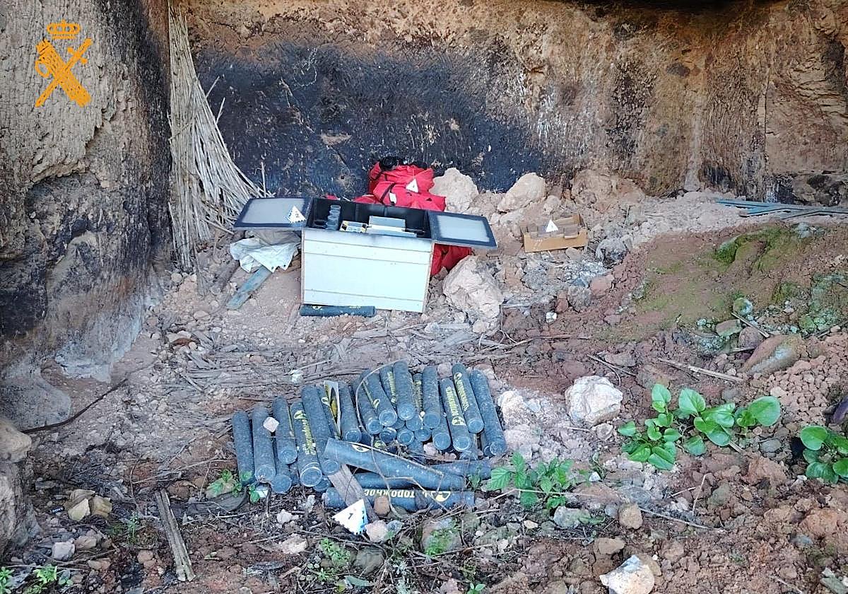Falsa alarma en una cueva de Moya: parecían explosivos, pero en realidad era material de atrezo