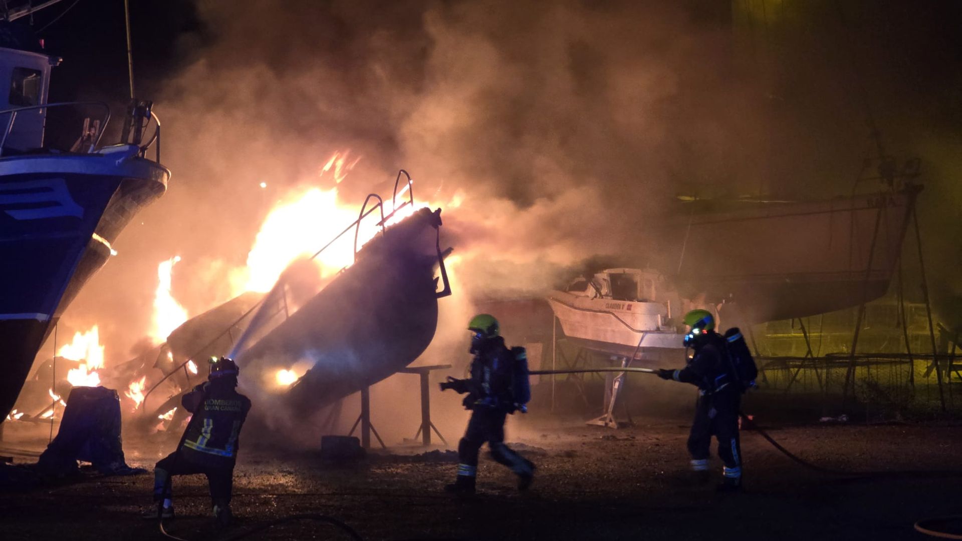 Sofocan un incendio en el muelle de Arguineguín