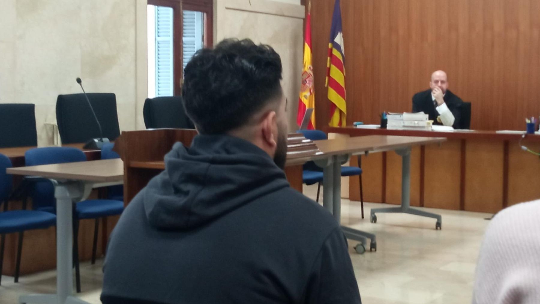 A prisión por pegar a su novia con un frasco de perfume frente a su hija de dos años en Palma