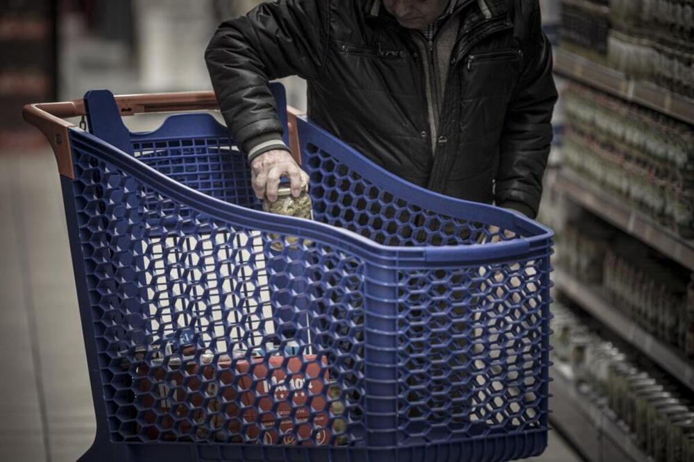 Hombre intenta robar 17 botellas de aceite de un supermercado en Pajarillos