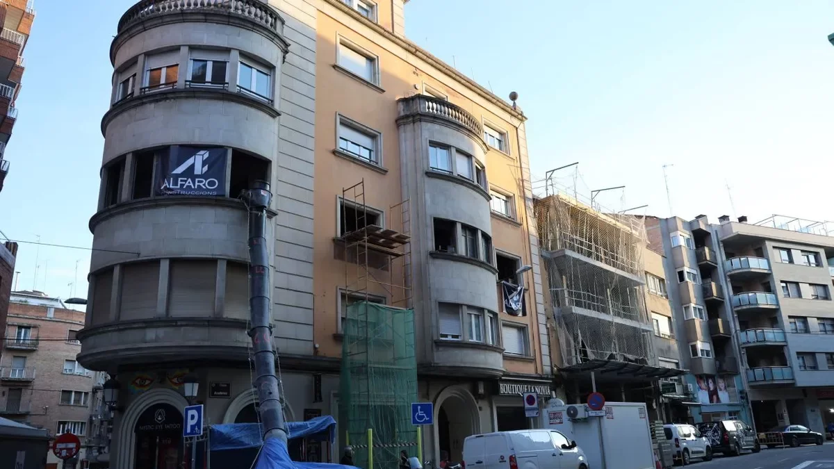 Herido grave un hombre tras precipitarse por un segundo piso en Lleida