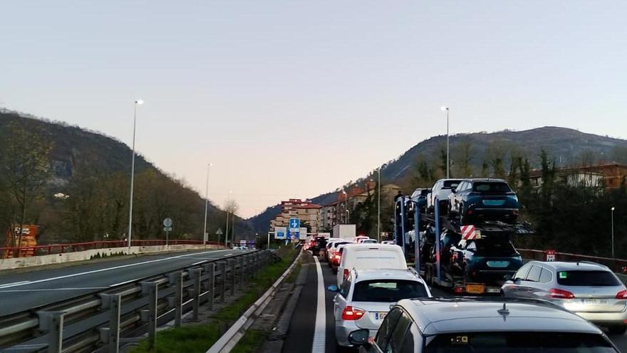 Los piquetes paralizan el tráfico y los trenes en Gipuzkoa