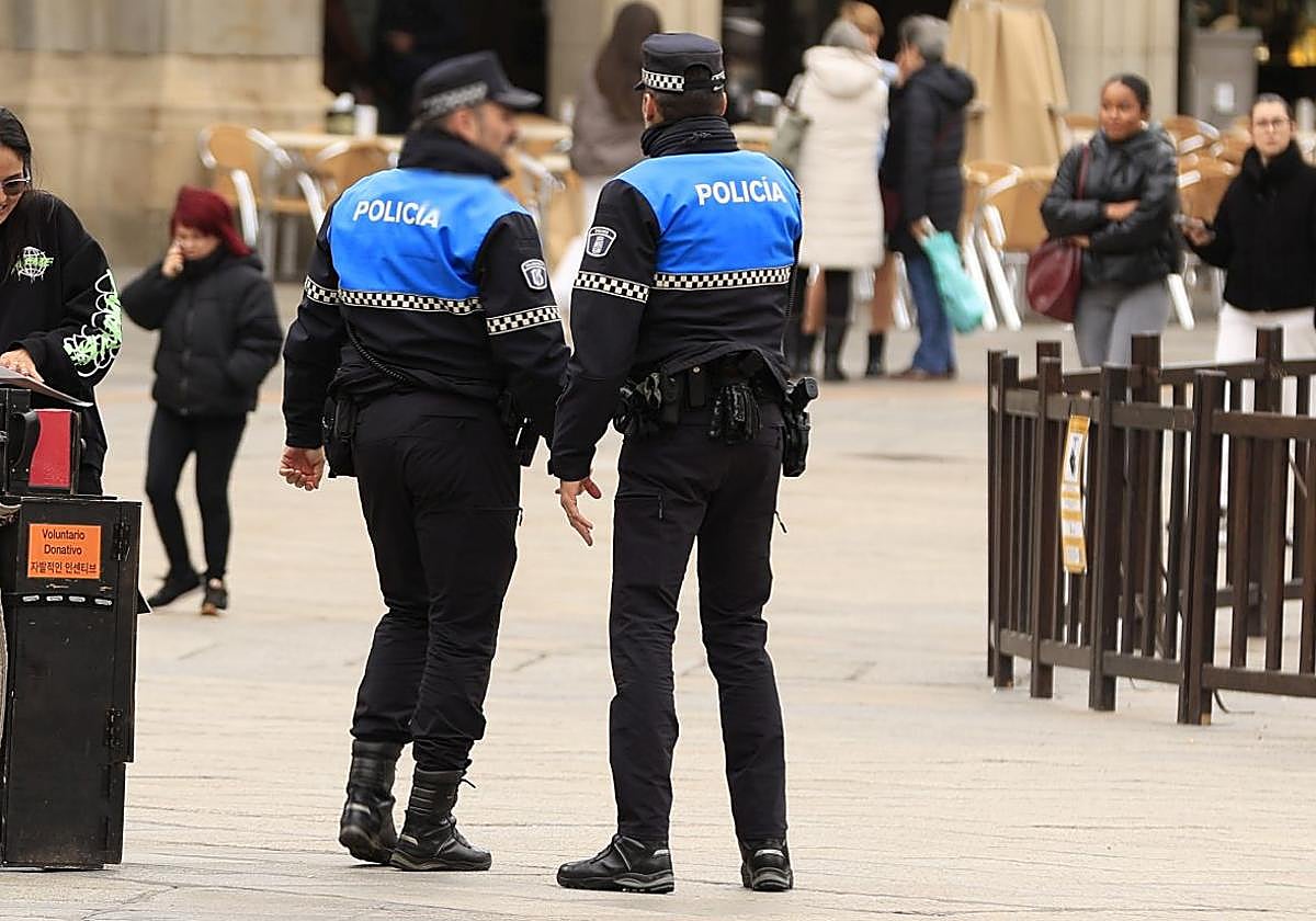 Identificados y sancionados diez jóvenes por despedidas de soltero en la Plaza Mayor de Salamanca