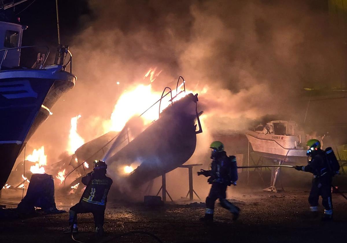 El incendio en el muelle, en imágenes
