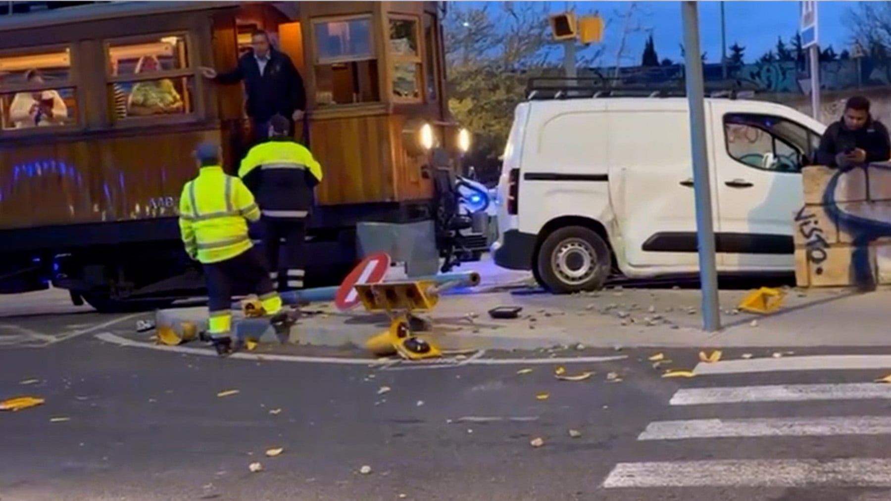 Impactante accidente en Palma: tren embiste furgoneta en paso a nivel de Son Hugo, ¡no hay heridos!