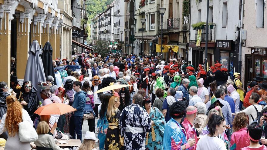 Imponen multas de hasta 540 euros por coacciones a agentes de policía en las fiestas de Beasain