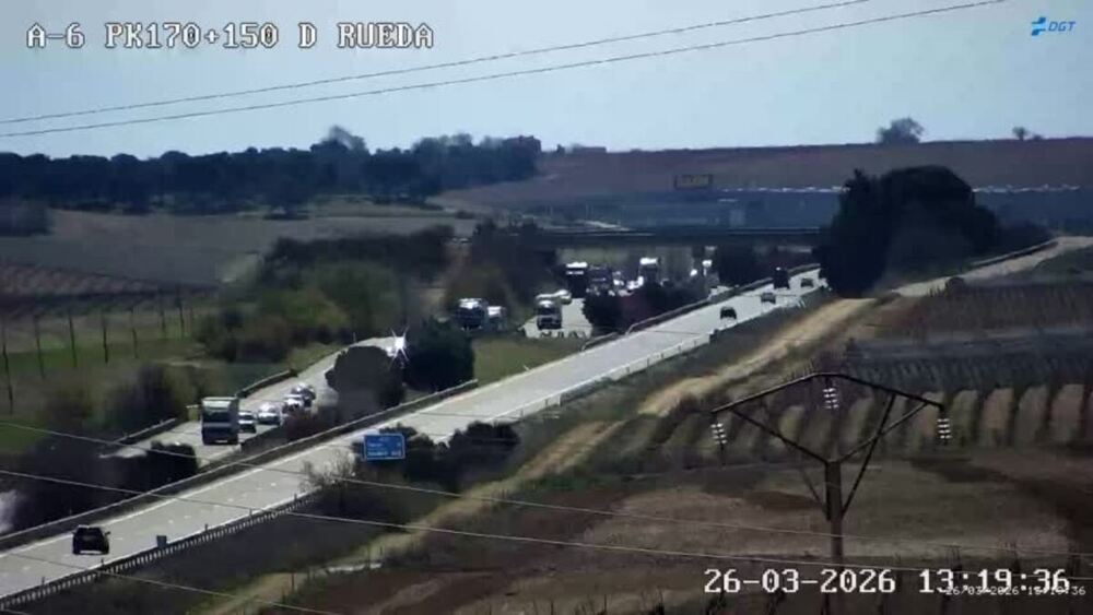 El incendio de un camión corta la A-6 en Rueda