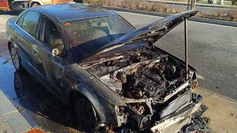 Así ha quedado un vehículo tras incendiarse en la avenida Francisco Montenegro de Huelva