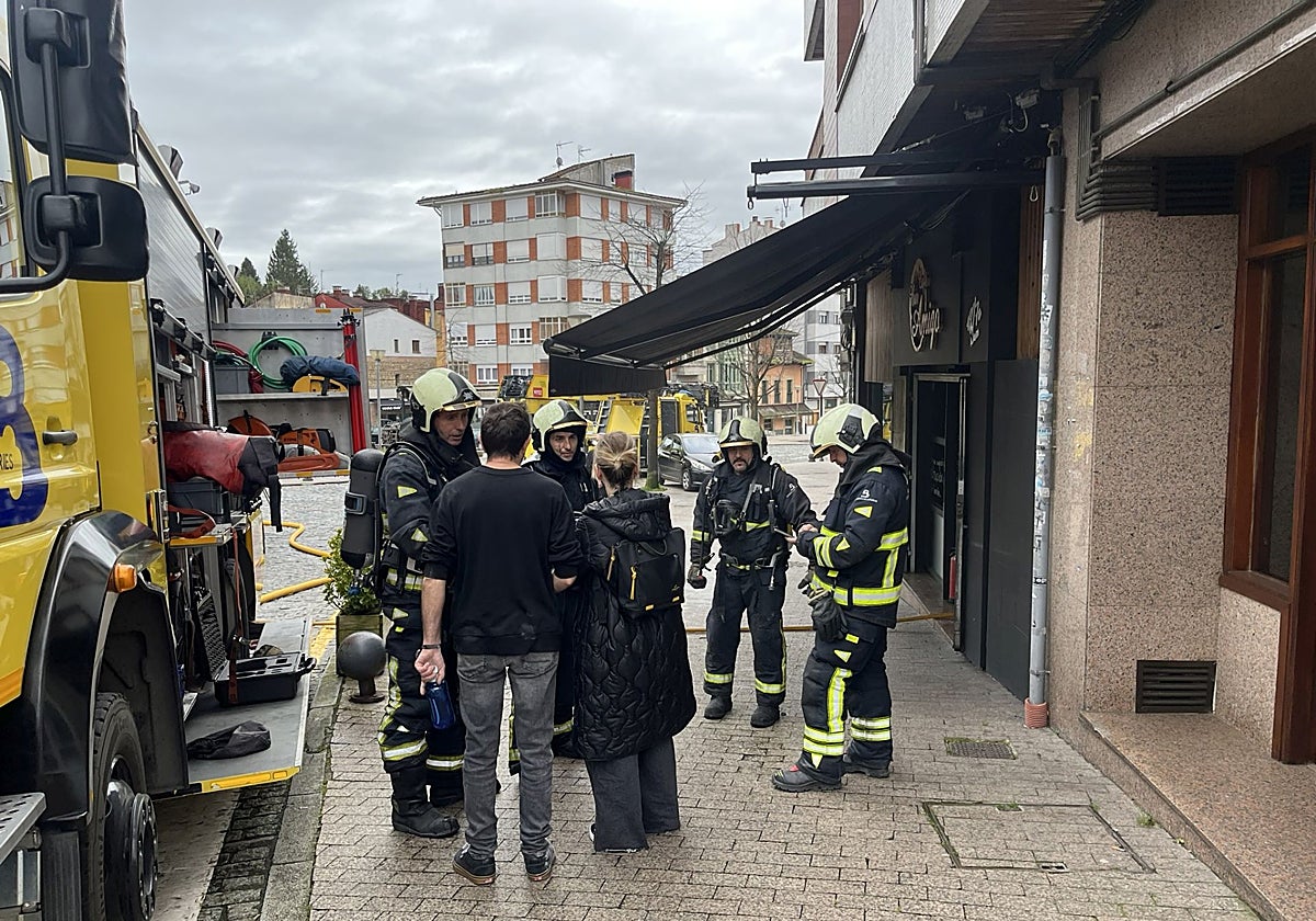 Incendio eléctrico en Café Bar Amigo de Pola de Siero: «Fue todo muy rápido»