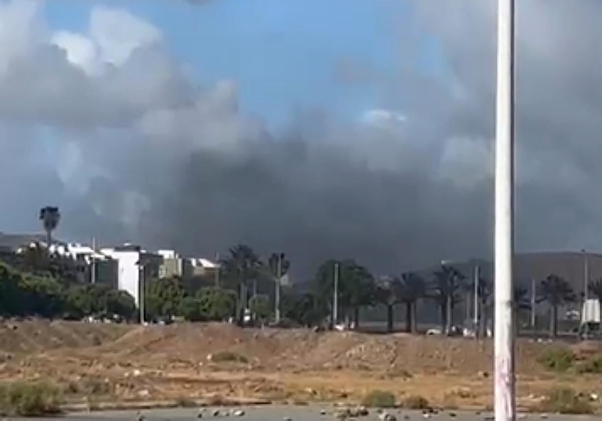Incendio en Arinaga genera preocupación entre vecinos por la intensa humareda, pero es sofocado sin daños personales